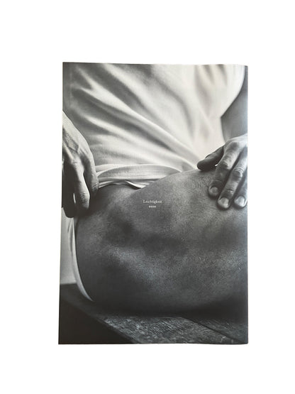 Person holding his leg with 'Leichtigkeit' wording on a white background